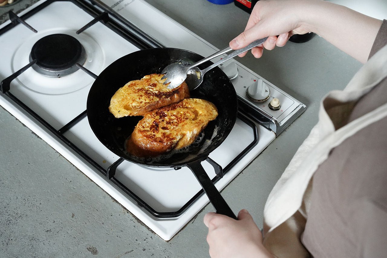 使うほどに馴染む、野鍛冶やまごの鉄フライパン – アメノイエ