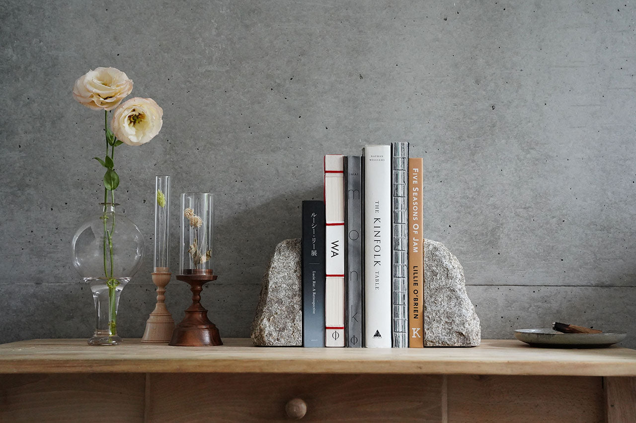 空間に、澄んだ風を届ける石のかたち – アメノイエ