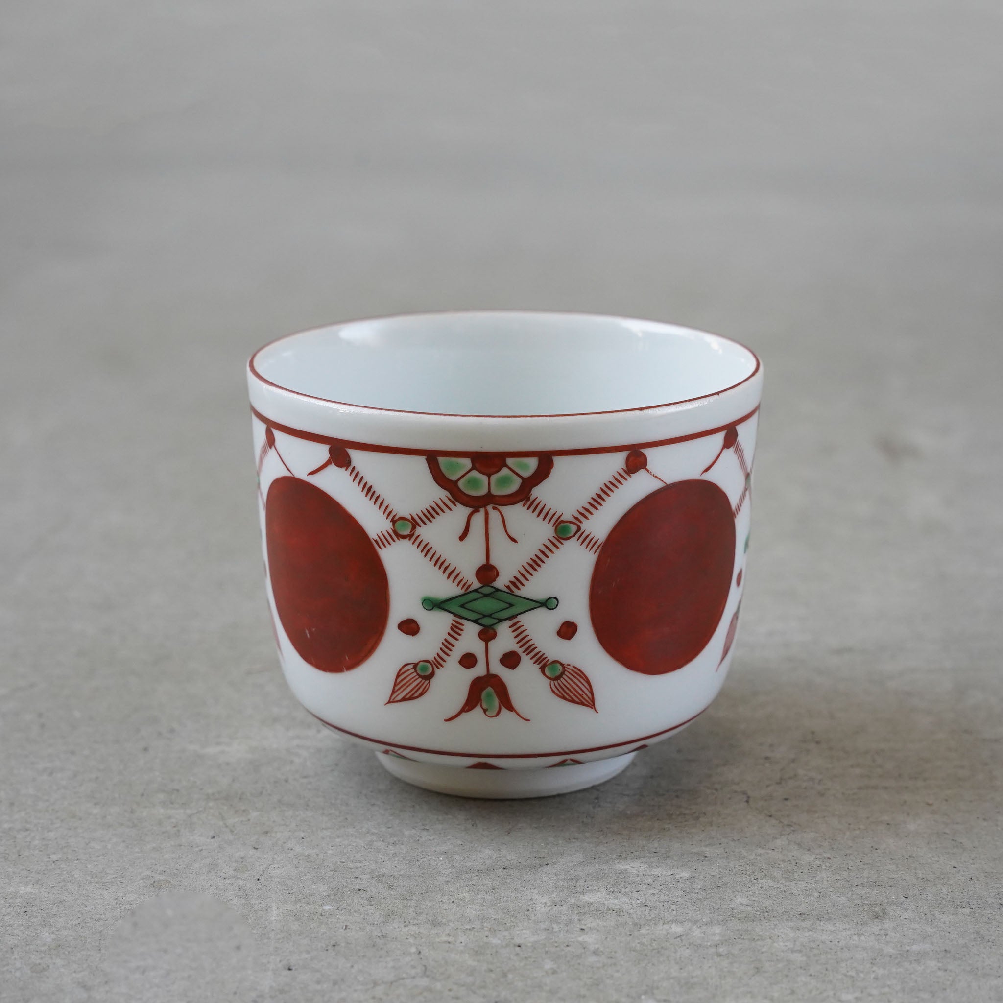 Kutani Ware Iroe Aka Dama Rakumon (Red Ball Rakumon)