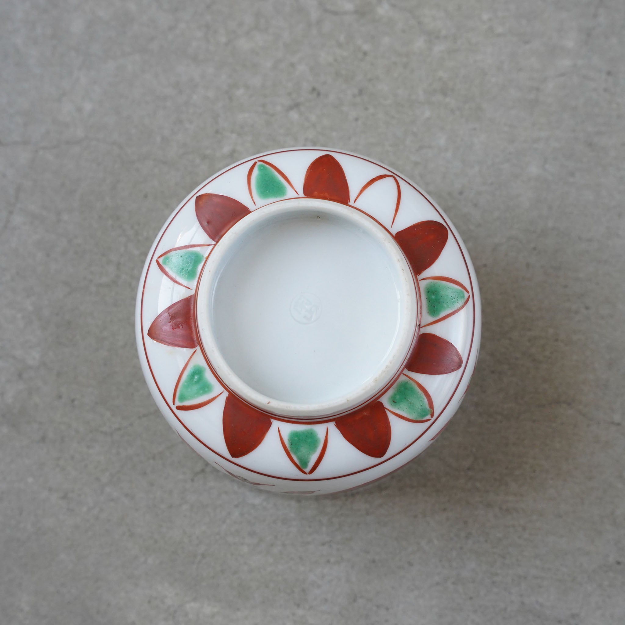 Kutani Ware Iroe Aka Dama Rakumon (Red Ball Rakumon)