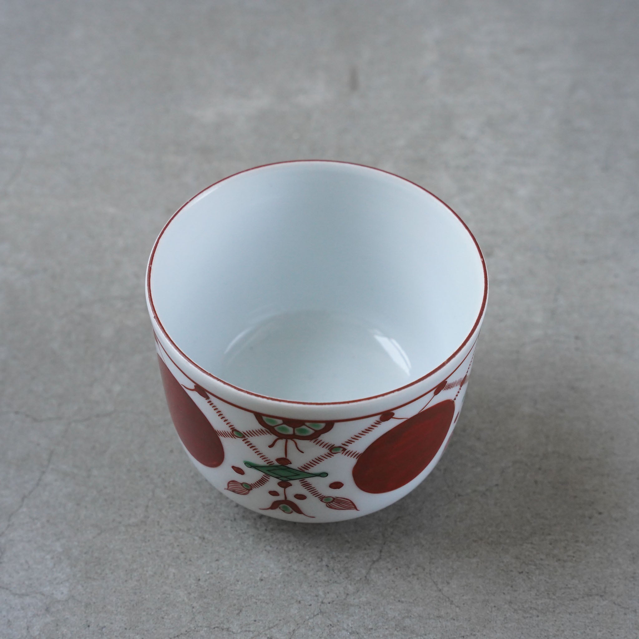 Kutani Ware Iroe Aka Dama Rakumon (Red Ball Rakumon)