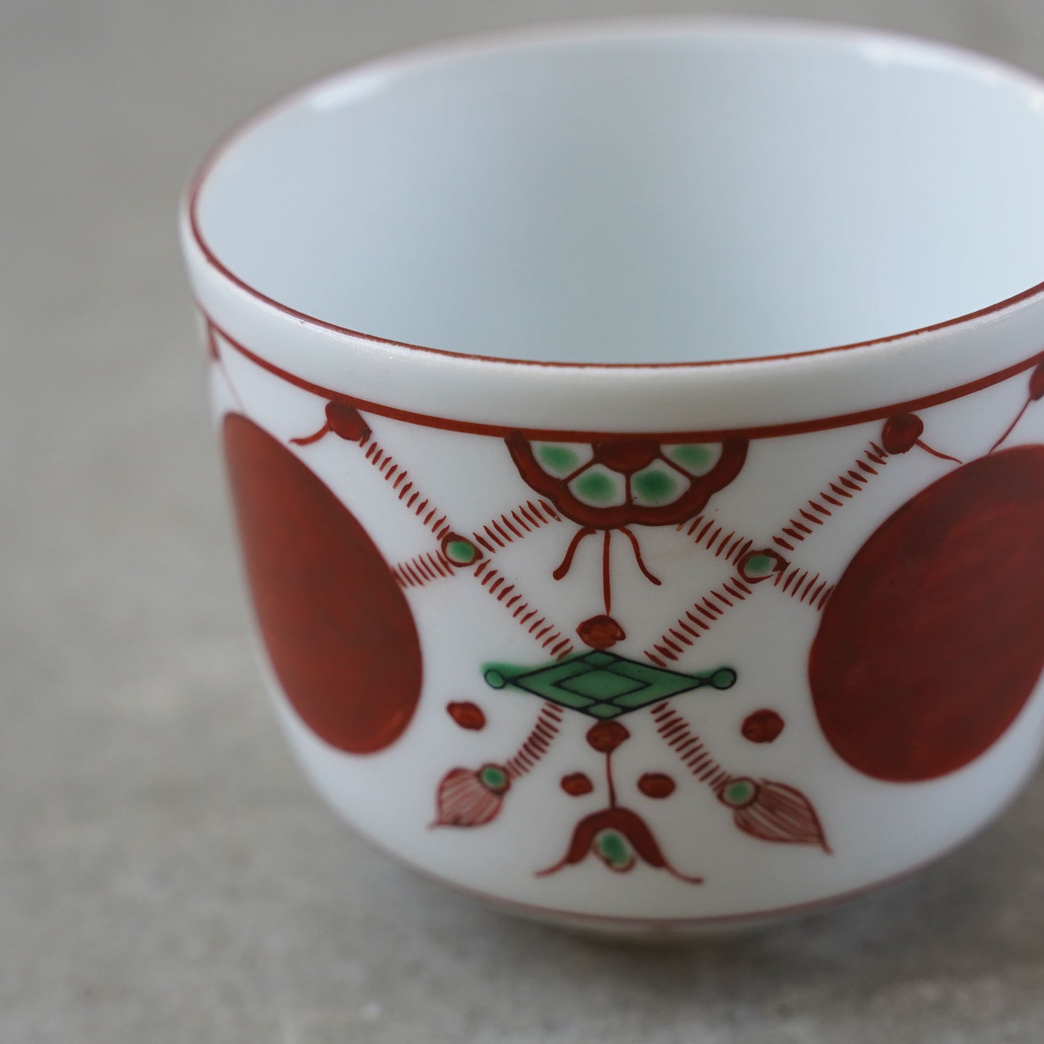 Kutani Ware Iroe Aka Dama Rakumon (Red Ball Rakumon)