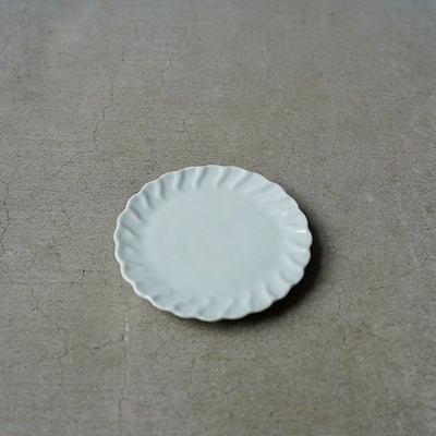 Kasen Kiln White Porcelain Twisted Rim Flower-Shaped 4-inch Plate