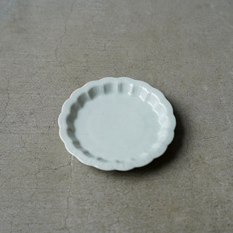 嘉泉窯 白瓷菊小皿