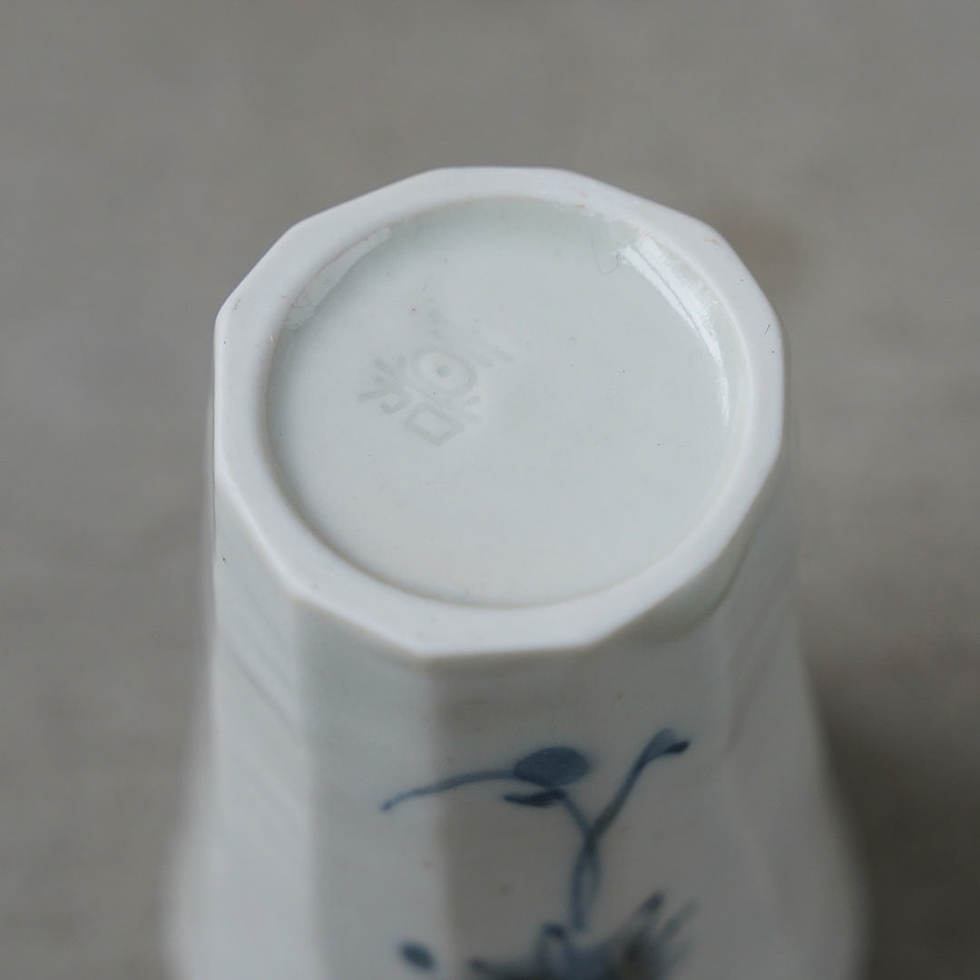 Kasen Kiln Flower-Patterned Carved Cup