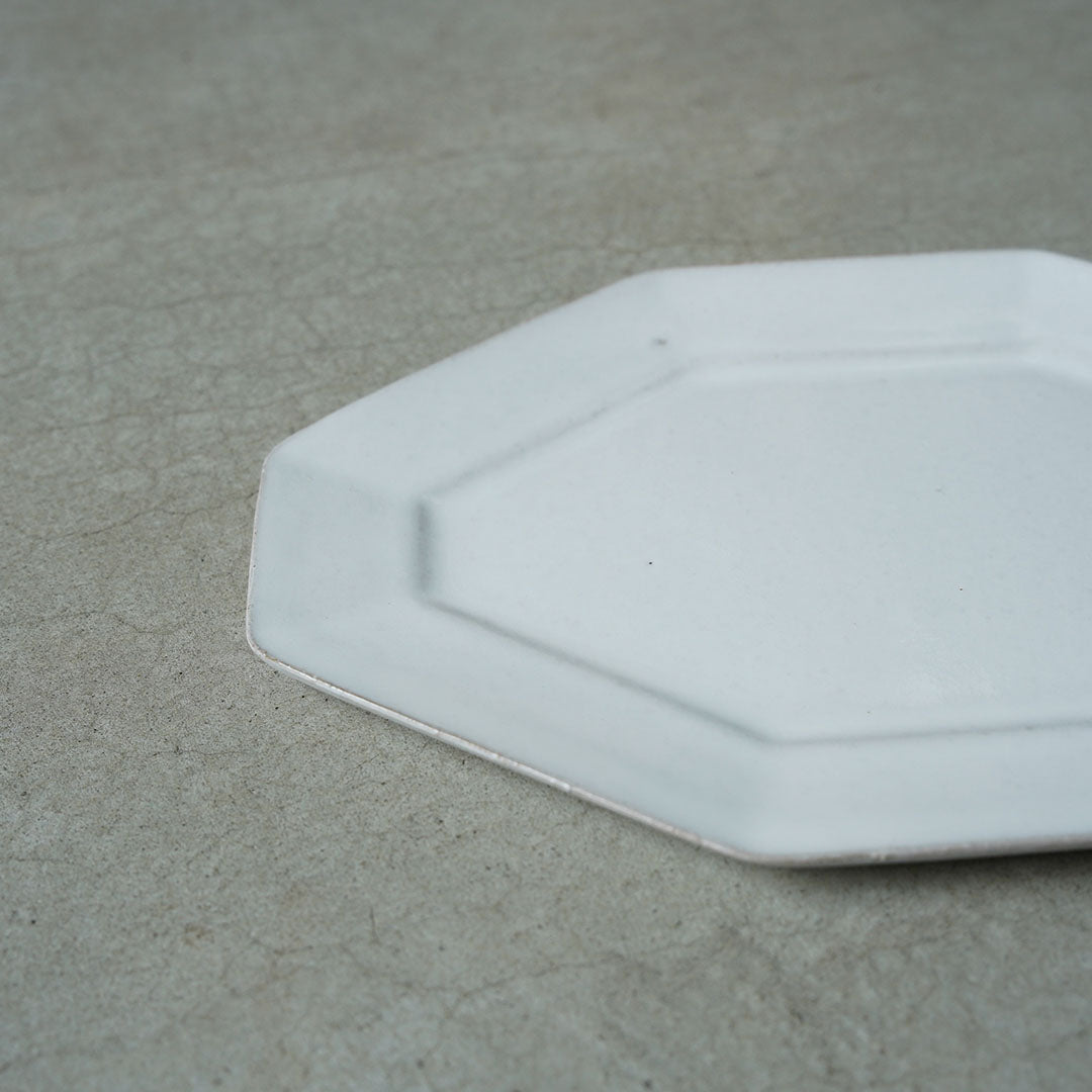 marais/Malais Octagonal Plate (medium), White, Red Clay